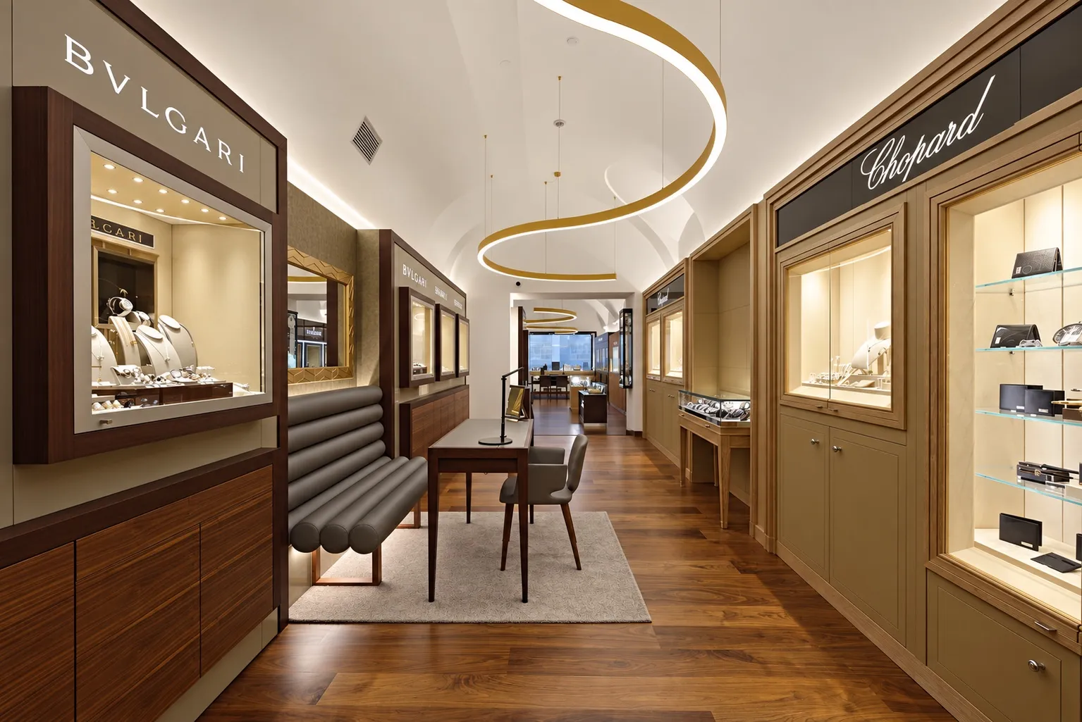 Luxusná predajňa s vitrínami Bvlgari a Chopard